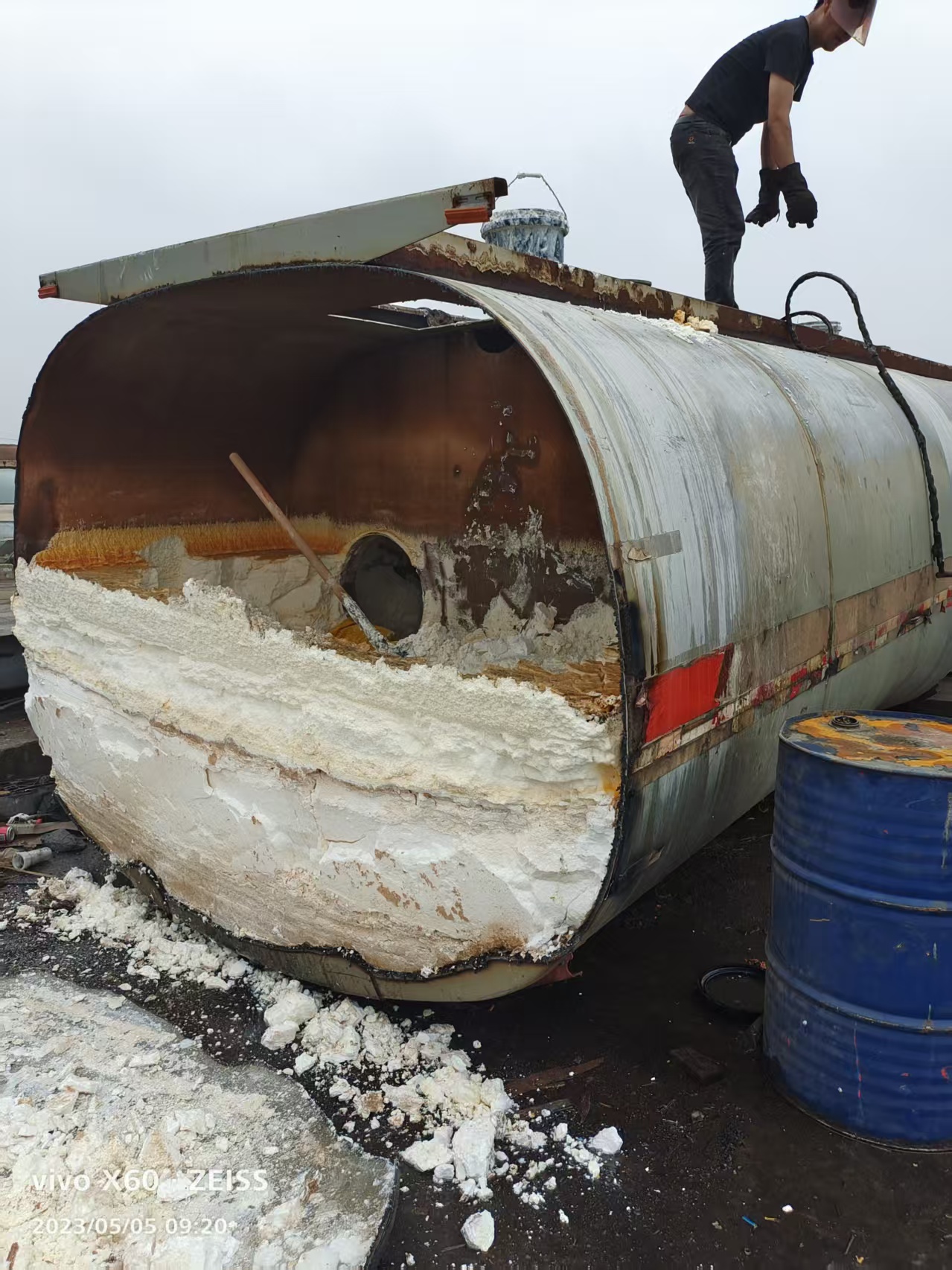 清理甲醛罐凝固渣